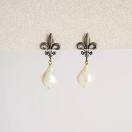 Fleur de Lis Barok İnci sallantılı küpe