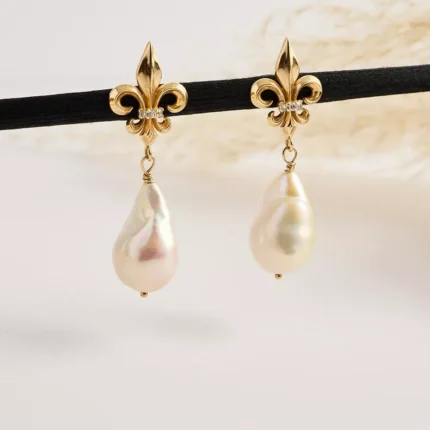 Barok inci sallantılı Fleur de Lis Küpe 2