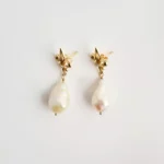 Barok inci sallantılı Fleur de Lis Küpe 2 - Image 4