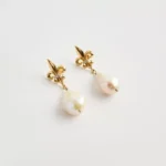 Barok inci sallantılı Fleur de Lis Küpe 2 - Image 2