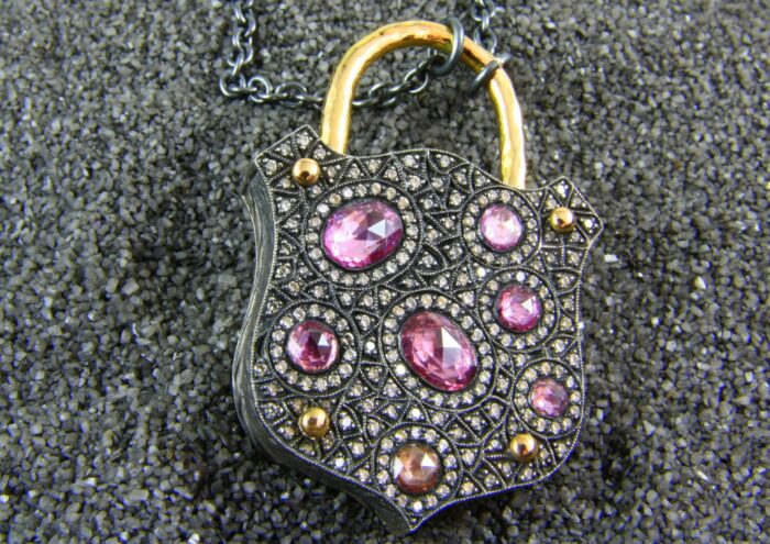 Pink Safir ve pırlantalı asma kilit kolye - Image 1