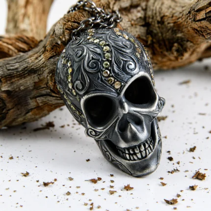 Oksitli gümüş işlemeli kurukafa motifli pırlanta taşlı kolye