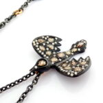 Konyak renkli elmas detaylı kuş kolye - Görsel 7