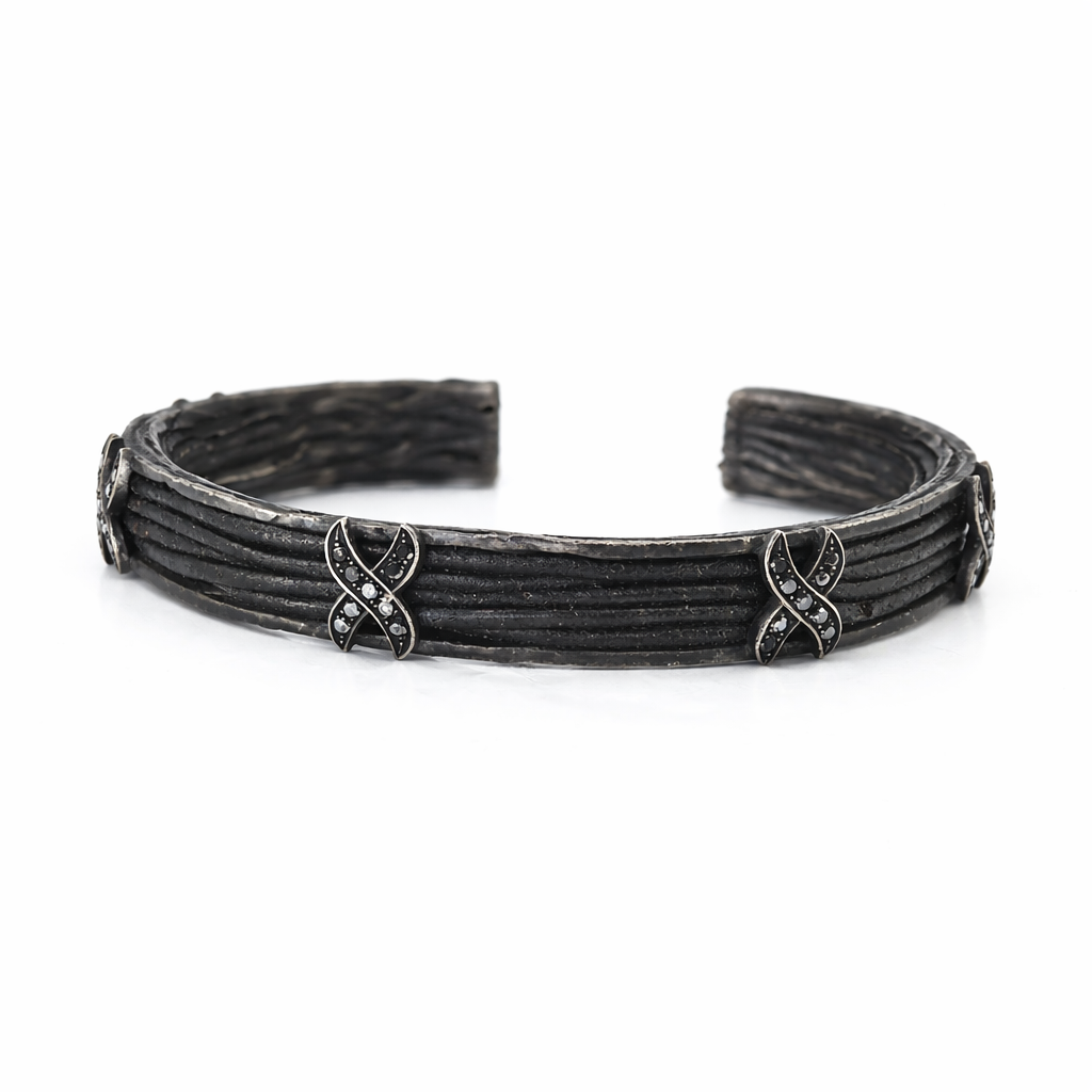 Okside Gümüş Pırlanta Detaylı Desenli Kelepçe Bileklik Okside Gümüş Pırlanta Detaylı Desenli Kelepçe Bileklik - Image 1