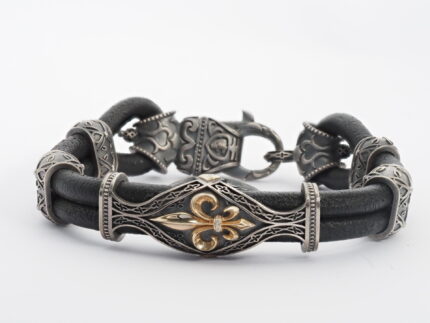 Fleur De Lis detaylı çift sıra deri bileklik