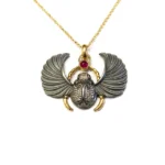 Yakut ve Pırlanta Detaylı Okside Gümüş Kanatlı Scarab Böceği Sarı Altın Kolye