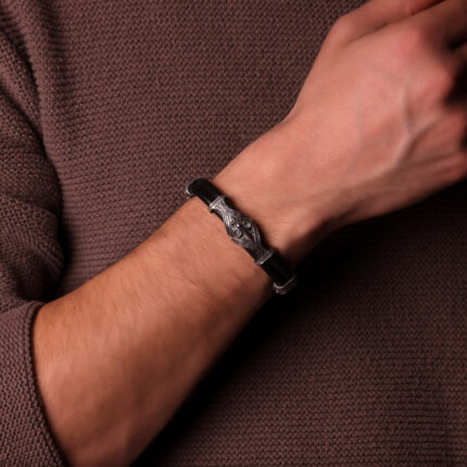 Fleur De Lis detaylı çift sıra deri bileklik