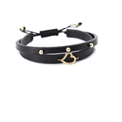 Kalp Detaylı Pırlanta Taşlı Siyah Deri Bileklik ile Modern ve Şık Kombin