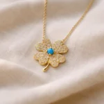 Yonca Formlu Kolye – Pırlanta ve Turkuaz Taş Detaylı Şans Kolyesi - Image 2