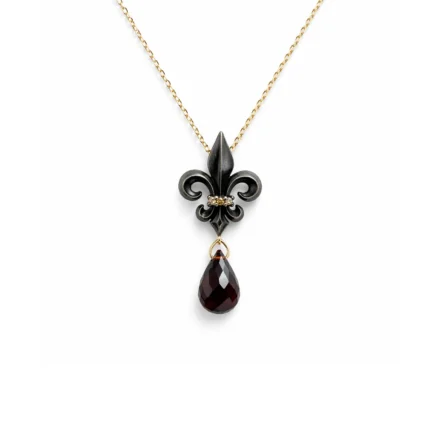 Fleur de lis motifli garnet taşlı pırlanta detaylı kolye