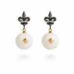 Okside Gümüş Fleur de Lis ve Beyaz Mercan Top Detaylı Küpe