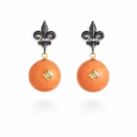 Okside Gümüş Fleur de Lis ve Mercan Top Detaylı Küpe