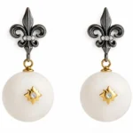 Okside Gümüş Fleur de Lis ve Beyaz Mercan Top Detaylı Küpe - Görsel 2
