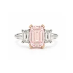 Pembe Lab Diamond ve Zümtür Kesim Yan Taşlı Üç Taş Yüzük