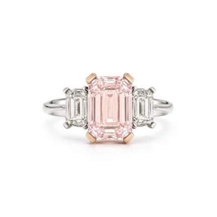 Pembe Lab Diamond ve Zümtür Kesim Yan Taşlı Üç Taş Yüzük