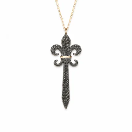 Siyah Pırlantalı Fleur de Lis Motifli Gümüş ve Altın Detaylı Özel Tasarım Kolye